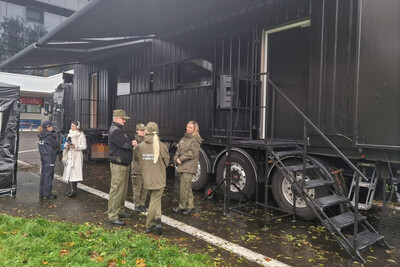 Projekt edukacyjny dotyczący handlu ludźmi z udziałem funkcjonariuszy KaOSG funkcjonariusze straży granicznej wymieniający poglądy po wyjściu ze specjalnie przygotowanego espace roomu.
