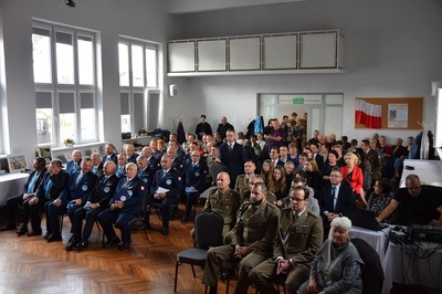 Sala w której odbyła się premiera publikacji. Siedzą w niej zaproszeni goście - ponad 100 osób.