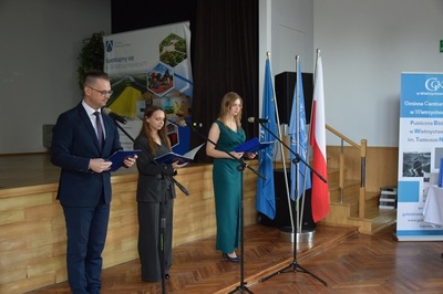 Sala w której odbyła się premiera publikacji. Autorzy książki przemawiają do mikrofonów.
