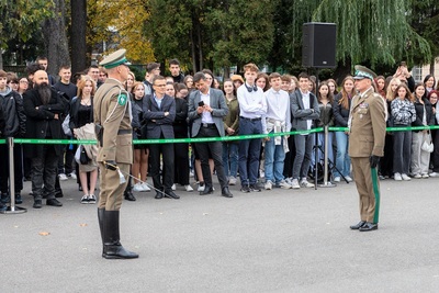 Dowódca uroczystości składa meldunek gen. bryg. SG Stanisławowi Laciudze - Komendantowi Karpackiego Oddziału Straży Granicznej. W tle stoją uczestnicy uroczystości.