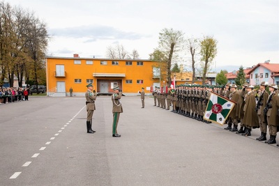 gen. bryg. SG Stanisław Laciuga w towarzystwie dowódcy uroczystości oddaje honor sztandarowi .