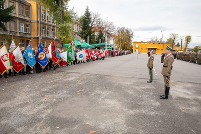 gen. bryg. SG Stanisław Laciuga w towarzystwie dowódcy uroczystości oddaje honor pocztom sztandarowym obecnym podczas uroczystości .