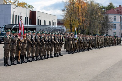 Na pierwszym planie Kompania Reprezentacyjna Straży Granicznej, dalej stoją pozostałe pododdziały biorące udział w uroczystości. W tle pojazdy służbowe Straży Granicznej.