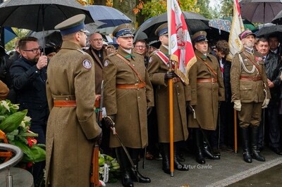 Cmentarz w Wierzchosławicach. Uczestnicy uroczystości, przed którymi stoi poczet sztandarowy SG. Tyłem stoi jeden z funkcjonariuszy pełniących wartę honorową przy grobowcu Wincentego Witosa.