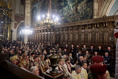 Wnętrze Katedry na Wawelu. Zaproszeni goście na czele z wojewodą małopolskim, wśród których jest też gen. bryg SG Stanisław Laciugą – Komendant Karpackiego Oddziału Straży Granicznej siedzą w ławkach podczas mszy świętej.
