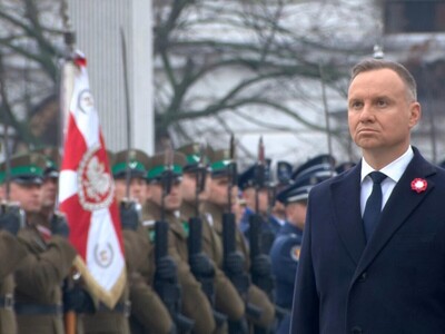 Plac Marszałka Józefa Piłsudskiego w Warszawie. Na pierwszym planie Prezydent RP Andrzej Duda. W tle Kompania Reprezentacyjna Straży Granicznej wraz z pocztem sztandarowym.