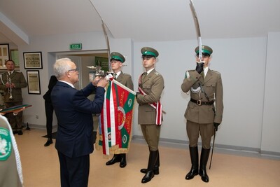 uhonorowanie sztandaru karpackiego oddziału straży granicznej złotym krzyżem ustanowionym w setną rocznicę odzyskania niepodległości. Odznaczenia dokonuje prezes oddziału rejonowego polskiego czerwonego krzyża  nowym Sączu.