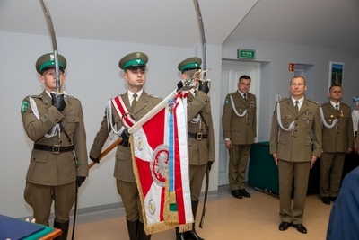 prezentacja sztandaru karpackiego oddziału straży granicznej z wręczonym odznaczeniem.