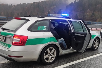 Nieświadomy przekroczył granicę Mężczyzna w samochodzie służbowym SG
