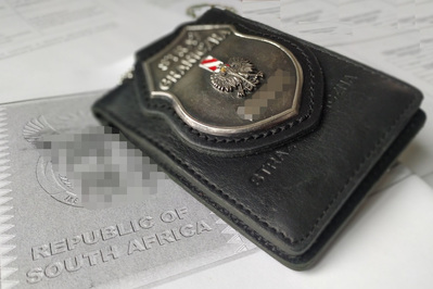 Futbol ponad wszystko legitymacja straży granicznej położona na paszporcie Republiki Południowej Afryki.