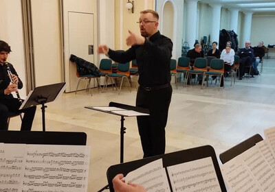 Sukces muzyka z Orkiestry Reprezentacyjnej SG funkcjonariusz straży granicznej podczas dyrygowania zespołem na konkursie dyrygenckim.