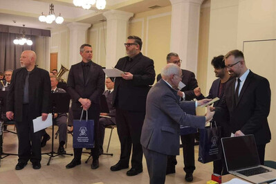 Sukces muzyka z Orkiestry Reprezentacyjnej SG funkcjonariusz straży granicznej otrzymuje gratulacje i dyplom od przewodniczącego jury.