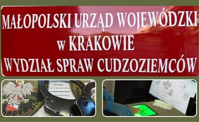 Kolaż  zdjęć. U góry tablica z  napisem Małopolski Urząd Wojewódzki w Krakowie Wydział do Spraw Cudzoziemców. Na dole po lewej na ustawie o cudzoziemcach leża kajdanki i emblemat Straży Granicznej. Po prawej zdjęcie urządzenia do pobierania odcisków palców z widoczną ręką funkcjonariusza, który przykłada rękę cudzoziemca do szyby do sprawdzenia.