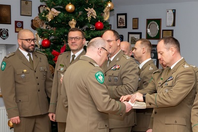 Spotkania wigilijne w Karpackim Oddziale Straży Granicznej komendant rozdający opłatki funkcjonariuszom oraz pracownikom karpackiego oddziału straży granicznej.