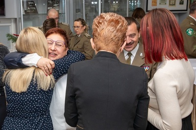 Spotkania wigilijne w Karpackim Oddziale Straży Granicznej funkcjonariusze i pracownicy karpackiego oddziału straży granicznej łamiący się opłatkiem i składający sobie życzenia.