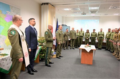 Spotkanie wigilijne w PSG Kraków-Balice Komendant karpackiego oddziału straży granicznej przemawiający do zebranych na spotkaniu funkcjonariuszy oraz pracowników placówki straży granicznej w krakowie-balicach.