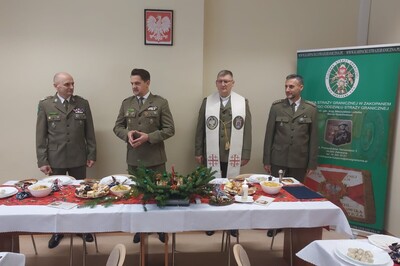 Spotkanie wigilijne w PSG Zakopane komendant karpackiego oddziału straży granicznej przemawiający w obecności kapelana oddziału oraz komendantów placówki straży granicznej w Zakopanem do funkcjonariuszy oraz pracowników placówki