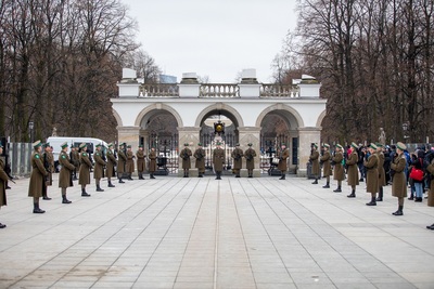 Uroczysta Zmiana Posterunku Honorowego Funkcjonariusze Straży Granicznej dokonujący Zmiany Posterunku Honorowego przed Grobem Nieznanego Żołnierza w Warszawie.