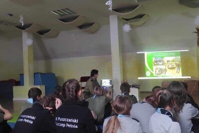 Spotkanie z harcerzami funkcjonariuszka straży granicznej podczas spotkania z harcerzami omawia specyfikę służby w straży granicznej.