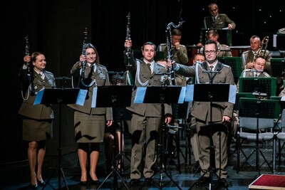 fot. Kinga Ptak, archiwum Małopolskiego Centrum Kultury SOKÓŁ kwartet klarnetowy złożony z muzyków orkiestry reprezentacyjnej straży granicznej, występujący w solowym utworze przed orkiestrą.