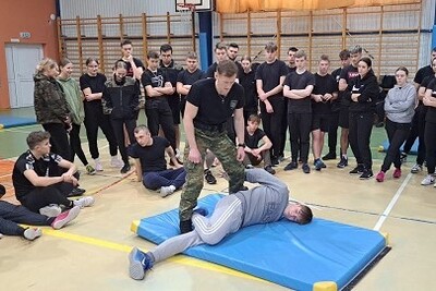 Funkcjonariusze KaOSG szkolili młodzież z klas mundurowych Funkcjonariusz KaOSG i młodzież w trakcie szkolenia z technik interwencji