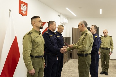 sierż. szt. SG Kamil Ciapała Funkcjonariusz KaOSG w trakcie wyróżnienia medalem prezydenckim w obecności kadry kierowniczej SG i innych wyróżnionych.