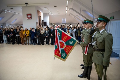 Ślubowanie w KaOSG Uroczystość ślubowania 31 nowo przyjętych funkcjonariuszy. Obecni na zdjęciu nowi funkcjonariusze KaOSG, członkowie ich rodzin i kadra kierownicza oddziału. Ślubowanie z udziałem Sztandaru KaOSG na Sali Tradycji KaOSG.