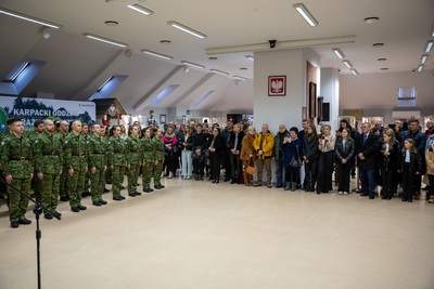 Ślubowanie w KaOSG Uroczystość ślubowania 31 nowo przyjętych funkcjonariuszy. Obecni na zdjęciu nowi funkcjonariusze KaOSG, członkowie ich rodzin i kadra kierownicza oddziału. Ślubowanie z udziałem Sztandaru KaOSG na Sali Tradycji KaOSG.