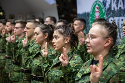 Ślubowanie w KaOSG Uroczystość ślubowania 31 nowo przyjętych funkcjonariuszy. Obecni na zdjęciu nowi funkcjonariusze KaOSG, członkowie ich rodzin i kadra kierownicza oddziału. Ślubowanie z udziałem Sztandaru KaOSG na Sali Tradycji KaOSG.