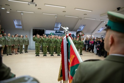 Ślubowanie w KaOSG Uroczystość ślubowania 31 nowo przyjętych funkcjonariuszy. Obecni na zdjęciu nowi funkcjonariusze KaOSG, członkowie ich rodzin i kadra kierownicza oddziału. Ślubowanie z udziałem Sztandaru KaOSG na Sali Tradycji KaOSG.