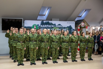 Ślubowanie w KaOSG Uroczystość ślubowania 31 nowo przyjętych funkcjonariuszy. Obecni na zdjęciu nowi funkcjonariusze KaOSG, członkowie ich rodzin i kadra kierownicza oddziału. Ślubowanie z udziałem Sztandaru KaOSG na Sali Tradycji KaOSG.