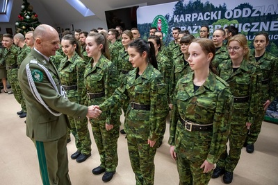 Ślubowanie w KaOSG Uroczystość ślubowania 31 nowo przyjętych funkcjonariuszy. Obecni na zdjęciu nowi funkcjonariusze KaOSG, członkowie ich rodzin i kadra kierownicza oddziału. Ślubowanie z udziałem Sztandaru KaOSG na Sali Tradycji KaOSG.