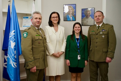 fot. IOM Komendanci placówek sg pozujący do wspólnego zdjęcia z szefowa Misji IOM Polska oraz prowadzącą całą uroczystość konferansjerką.