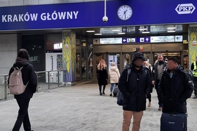 Hindusi zatrzymani w ramach akcji RAILPOL 2 obywateli Indii na Dworcu Głównym w Krakowie