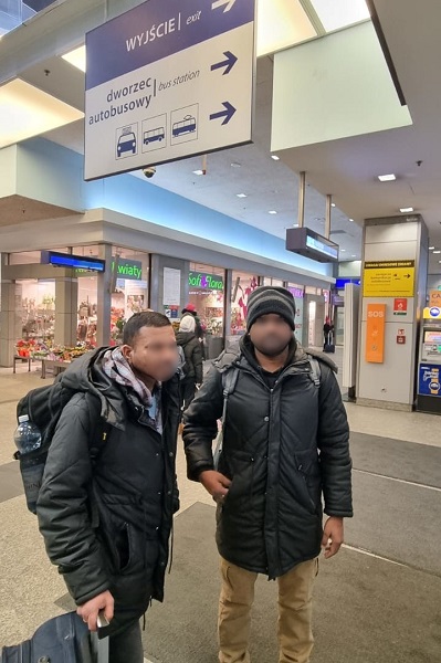Hindusi zatrzymani w ramach akcji RAILPOL 2 obywateli Indii na Dworcu Głównym w Krakowie