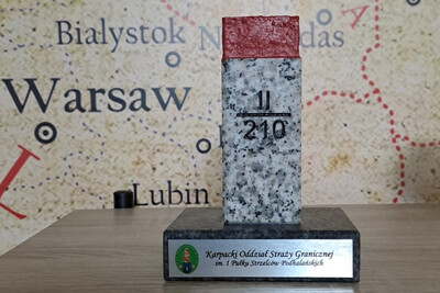 statuetka pamiątkowa - znak graniczny - karpackiego oddziału straży granicznej przekazana przez generała laciugę