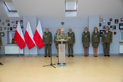 Uroczyste pożegnanie ze służbą Komendanta Placówki SG w Krakowie - fot. chor. SG Krystian Koziołek do zebranych podczas uroczystości przemawia odchodzący na emeryturę komendant psg w Krakowie.