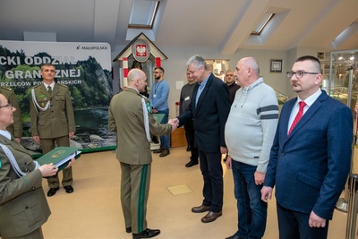 Dzień Służby Cywilnej w KaOSG - fot. chor. SG Krystian Koziołek Komendant Karpackiego Oddziału Straży granicznej wręczający listy gratulacyjnej pracownikom Karpackiego Oddziału straży granicznej.
