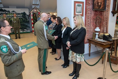 Dzień Służby Cywilnej w KaOSG - fot. chor. SG Krystian Koziołek Komendant Karpackiego Oddziału Straży granicznej wręczający listy gratulacyjnej pracownikom Karpackiego Oddziału straży granicznej.