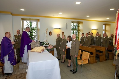 Uczestnicy uroczystości stoją podczas mszy świętej odprawianej przez dwóch księży. Obecny jest poczet sztandarowy kaosg, komendanci kaosg i kadra kierownicza oddziału