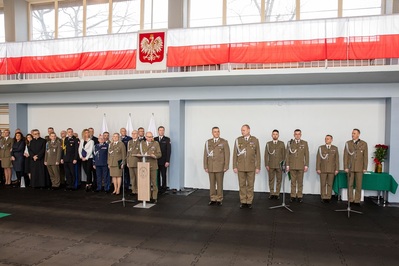 Zaproszeni goście, komendant główny straży granicznej, gen. Jopek oraz prowadzący uroczystość funkcjonariusze słuchają przemówienia komendanta karpackiego oddziału sg generała brygady sg Stanisława Laciugi