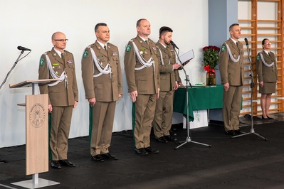 Komendant Główny Straży Granicznej oraz Komendant odchodzący na emeryturę i komendant obejmujący stanowisko Komendanta Karpackiego Oddziału Straży Granicznej stojący i słuchający notki odczytywanej przez funkcjonariusza Straży Granicznej.