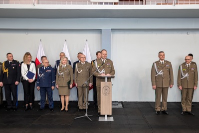 Nowo mianowany Komendant Karpackiego Oddziału Straży Granicznej  przemawiający podczas uroczystości do zebranych pracowników i funkcjonariuszy Karpackiego Oddziału Straży Granicznej oraz zaproszonych gości.