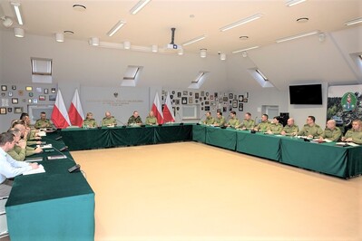 Sala tradycji kaosg. Przy stołach ułożonych w kształcie litery u siedzi kadra kierownicza oddziału, na czele z komendantem i jego zastępcami.
