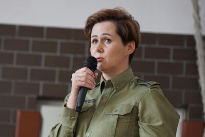 sala gimnastyczna 1 lo w suchej beskidzkiej. funkcjonariuszka sg przemawia do mikrofonu