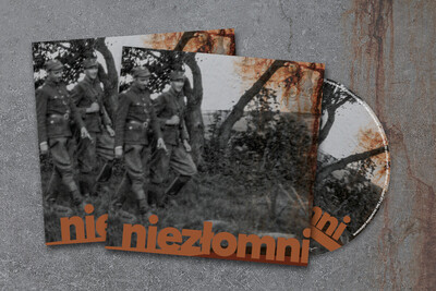 Na granitowym tle leżą dwa etui oraz wyciągnięta z jednego z nich płyta z napisem Niezłomni.