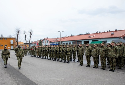 Komendant karpackiego oddziału Straży granicznej dokonuje przeglądu pododdziałów idąc w wzdłuż nich.