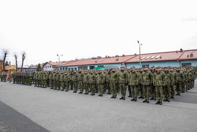 Poddziały złożone z funkcjonariuszy straży granicznej na uroczystym apelu.