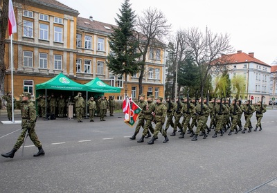 Plac apelowy w komendzie karpackiego oddziału straży granicznej. Po zakończonym apelu pododdział wydziału odwodowego reprezentacyjnego biorącego udział w uroczystości schodzi z  placu apelowego