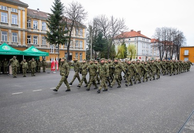 Plac apelowy w komendzie karpackiego oddziału straży granicznej. Po zakończonym apelu pododdziały biorące udział w uroczystości schodzą z  placu apelowego w komendzie karpackiego oddziału straży granicznej